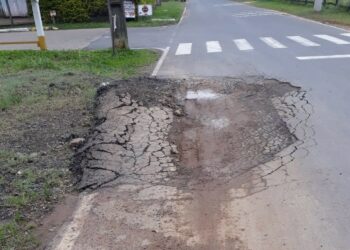 História se repete e asfaltos apresentam diversas rachaduras em bairros de Araricá