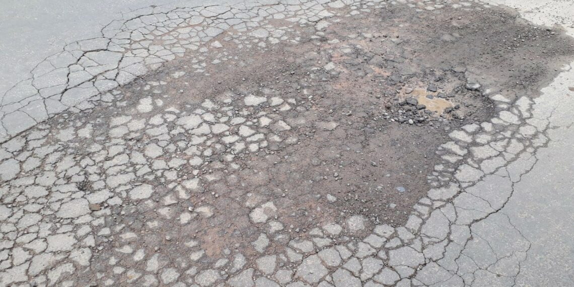 História se repete e asfaltos apresentam diversas rachaduras em bairros de Araricá