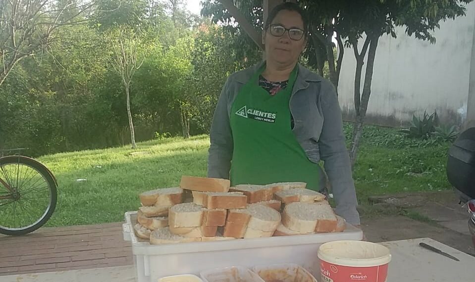 Moradora do Residencial Ferrabraz produz pães para crianças e jovens
