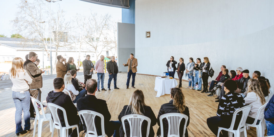 Prefeito Luciano Orsi faz reunião com comerciantes locais para informar sobre a obra do Largo Irmãos Vetter