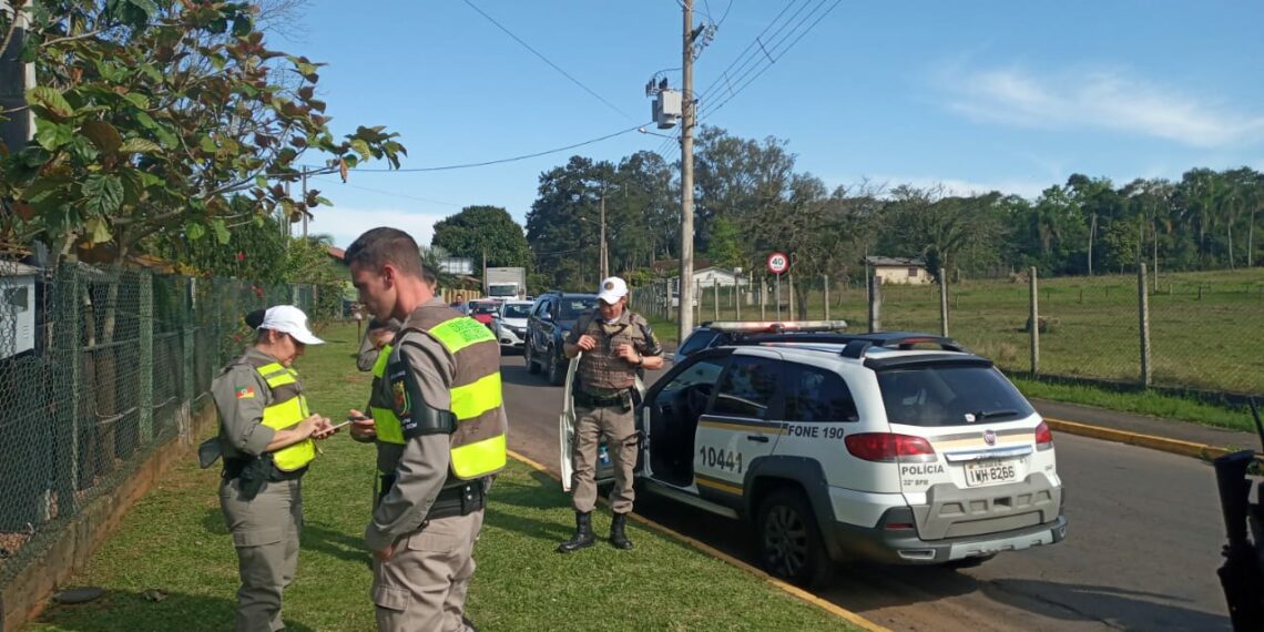 Confira imagens: Ladrões arrombam casa, são perseguidos e presos pela Brigada Militar na RS-239