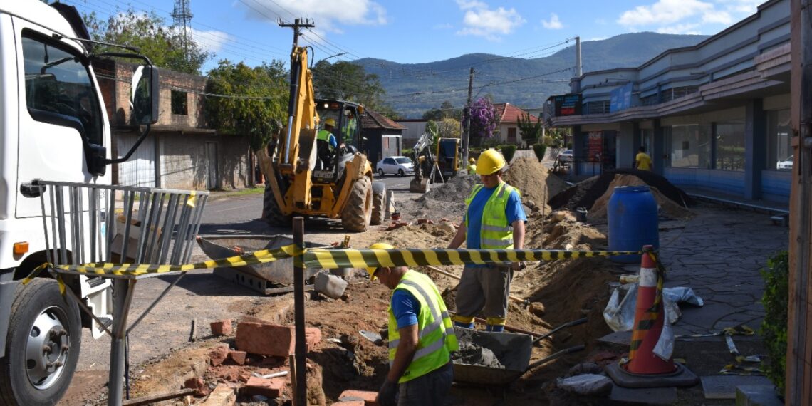 Prefeitura de Nova Hartz realiza alargamento em trecho da rua Henrique Hoffmann