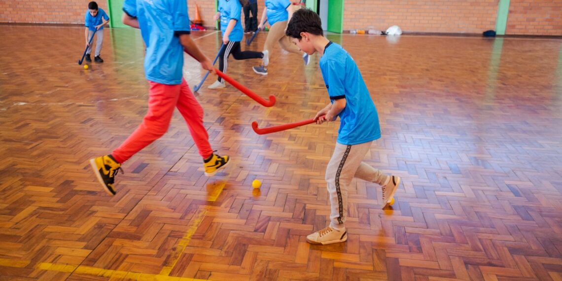 Em Campo Bom, Programa Acolher dá início aos treinos de hóquei indoor