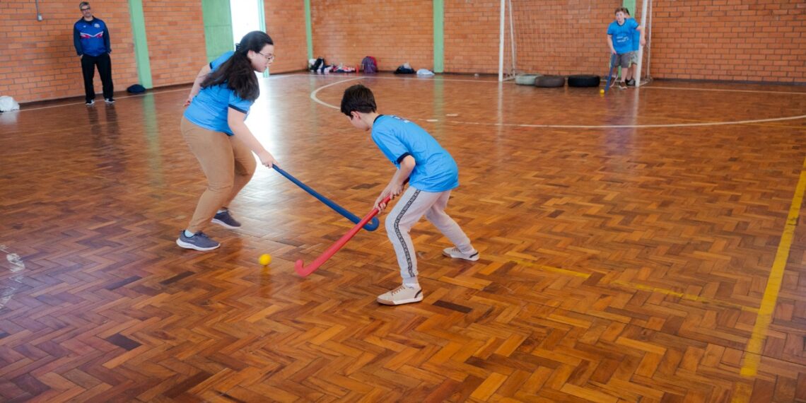 Em Campo Bom, Programa Acolher dá início aos treinos de hóquei indoor