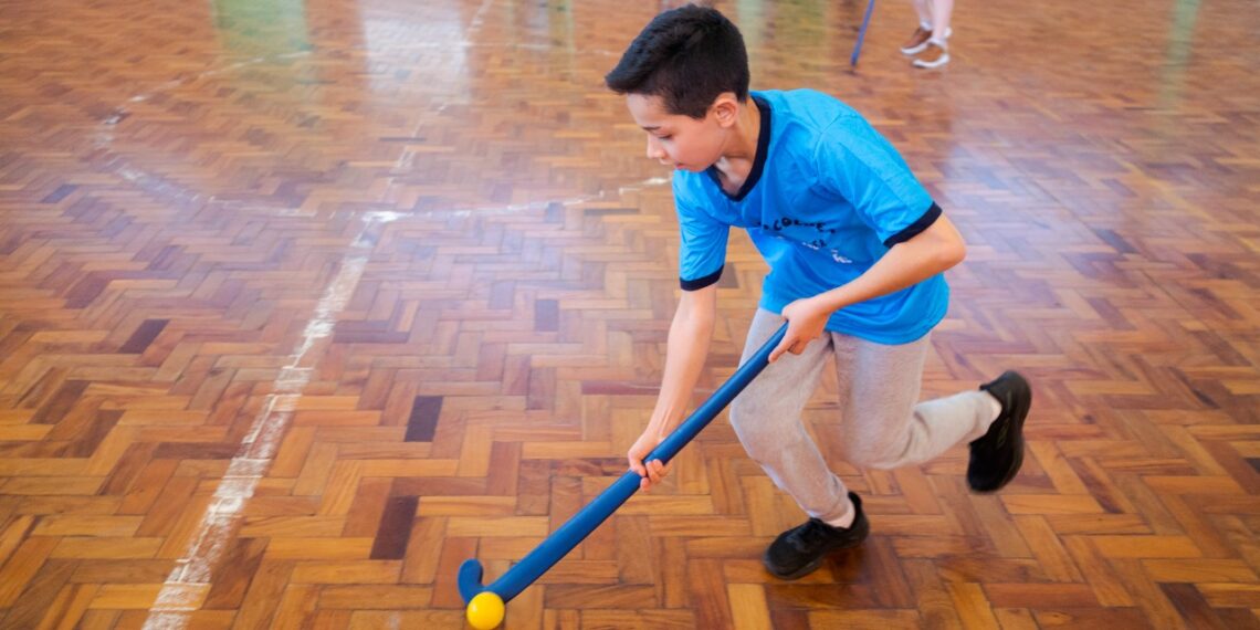 Em Campo Bom, Programa Acolher dá início aos treinos de hóquei indoor