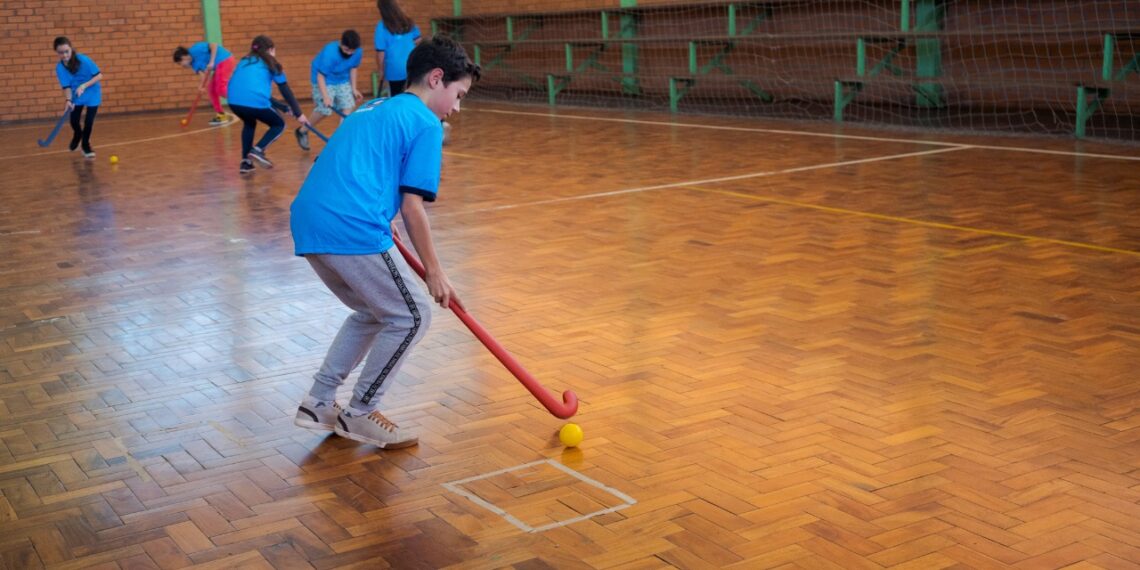 Em Campo Bom, Programa Acolher dá início aos treinos de hóquei indoor