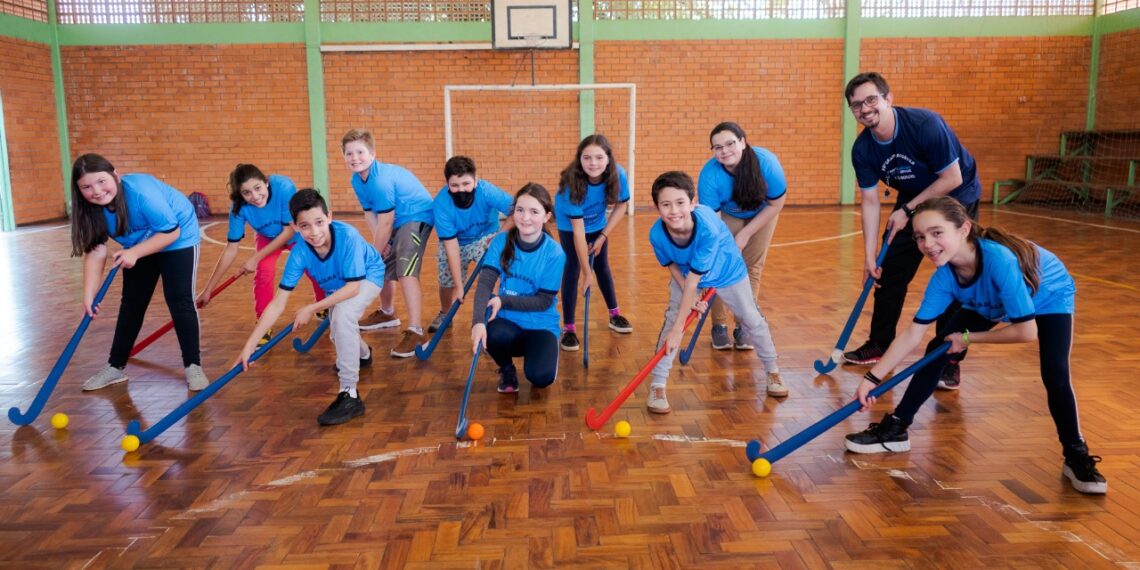 Em Campo Bom, Programa Acolher dá início aos treinos de hóquei indoor