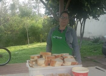 Moradora do Residencial Ferrabraz produz pães para crianças e jovens