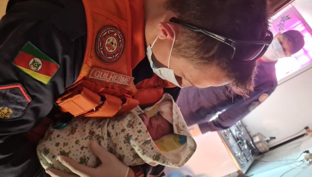 Bombeiros auxiliam em parto de emergência dentro de casa em Sapiranga
