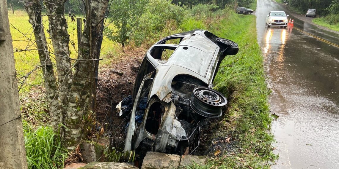 Carro pega fogo após colisão em árvore na Estrada Campo Bom/Dois Irmãos