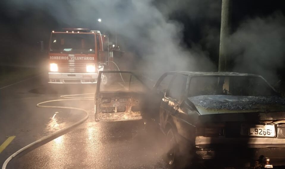 Veículo pega fogo e motorista escapa ileso em Nova Hartz