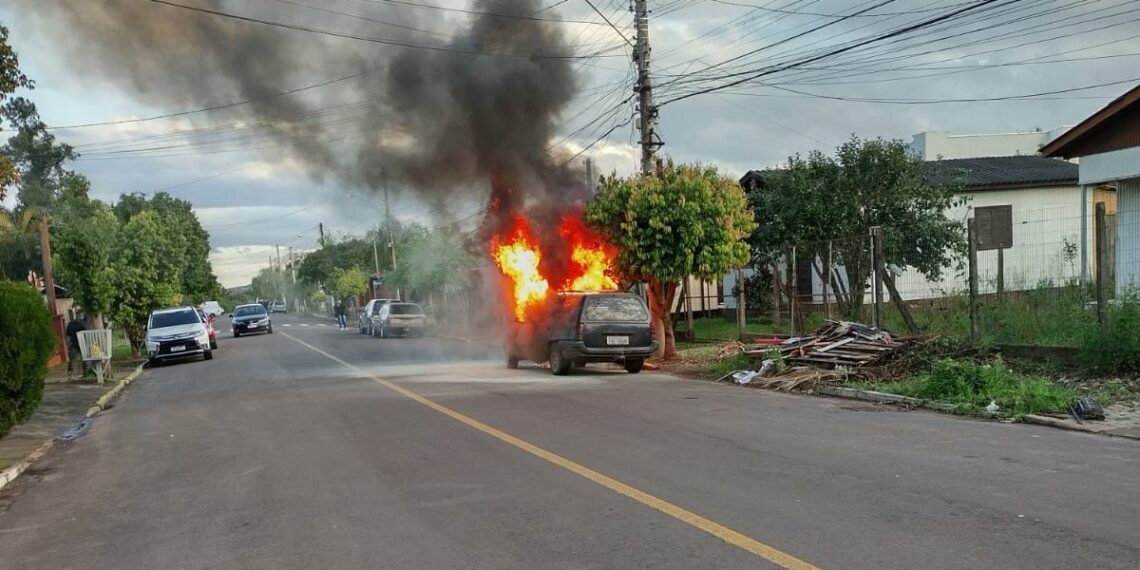 Veículo pega fogo e motorista escapa ileso em Sapiranga