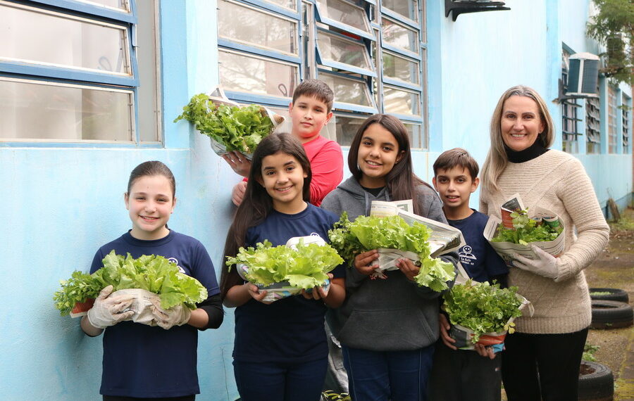 Alunos cultivam sua própria horta na Escola La Salle, de Sapiranga