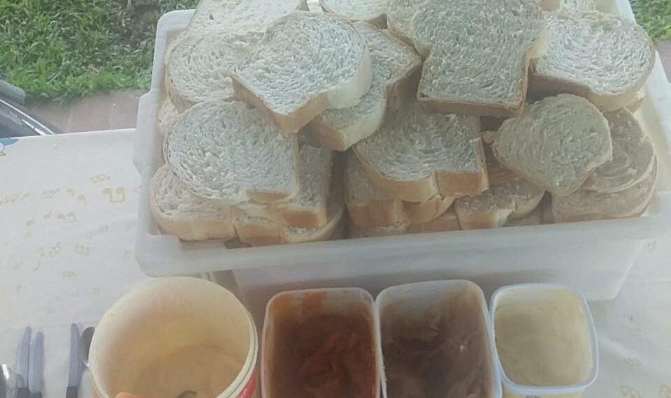 Moradora do Residencial Ferrabraz produz pães para crianças e jovens