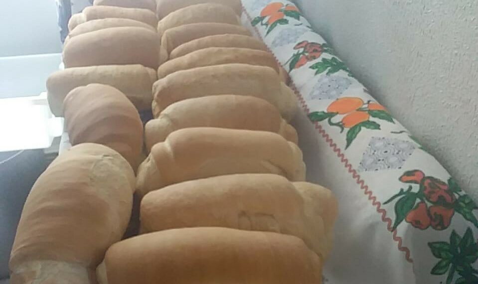 Moradora do Residencial Ferrabraz produz pães para crianças e jovens