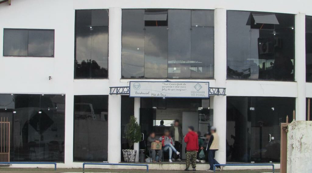 Operação do Ministério Público interdita clínica para dependentes químicos em Araricá