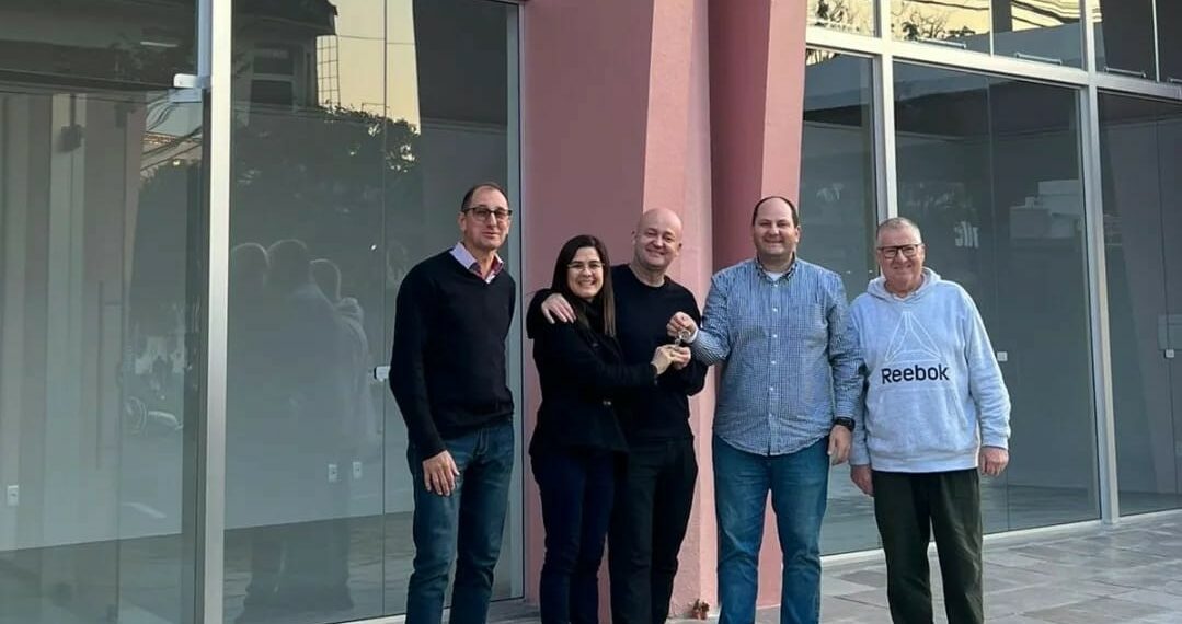Chave da primeira sala comercial do Clube 19 de Julho é entregue, em Sapiranga