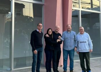 Chave da primeira sala comercial do Clube 19 de Julho é entregue, em Sapiranga
