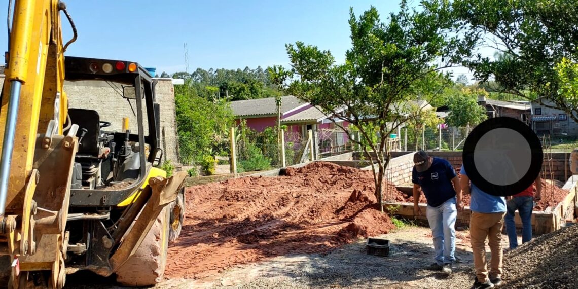 Uso de retroescavadeira em obra particular pauta sessão em Araricá