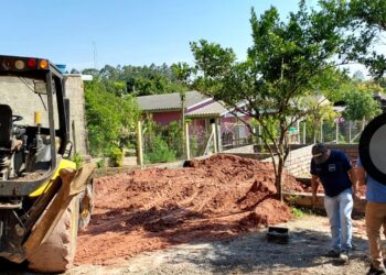 Uso de retroescavadeira em obra particular pauta sessão em Araricá