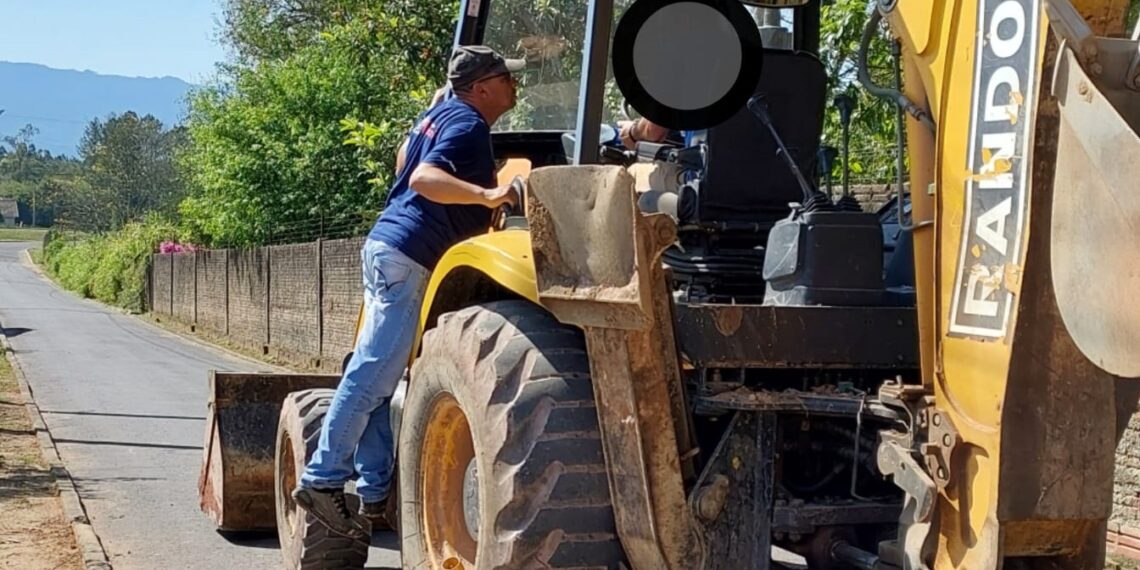 Uso de retroescavadeira em obra particular pauta sessão em Araricá