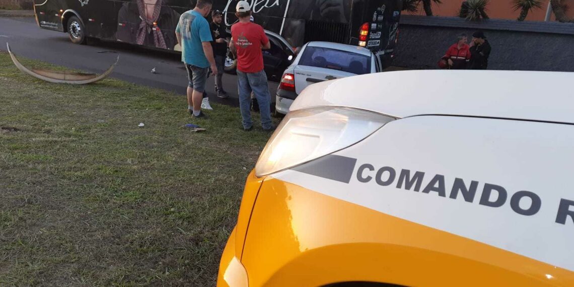 Acidente entre carro e ônibus deixa uma pessoa ferida e trânsito lento na RS-239