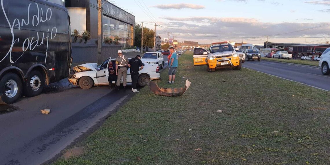 Acidente entre carro e ônibus deixa uma pessoa ferida e trânsito lento na RS-239