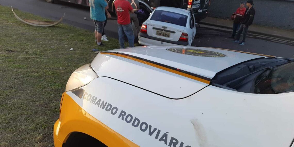 Acidente entre carro e ônibus deixa uma pessoa ferida e trânsito lento na RS-239