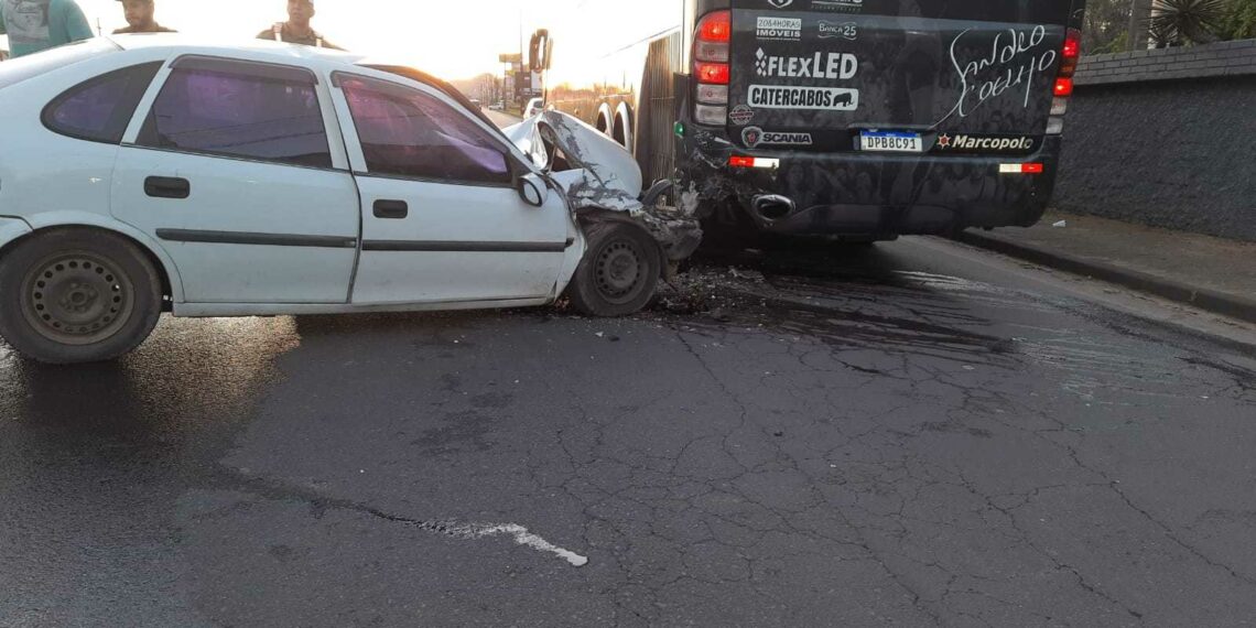 Acidente entre carro e ônibus deixa uma pessoa ferida e trânsito lento na RS-239