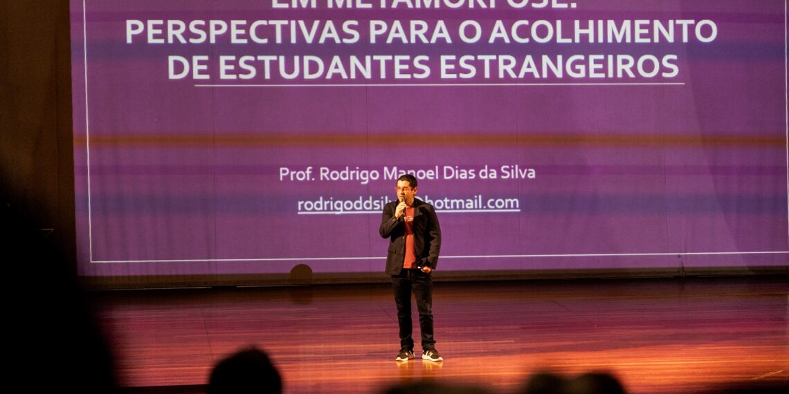 Acolhimento a estudantes estrangeiros é tema de formação de professores de Campo Bom