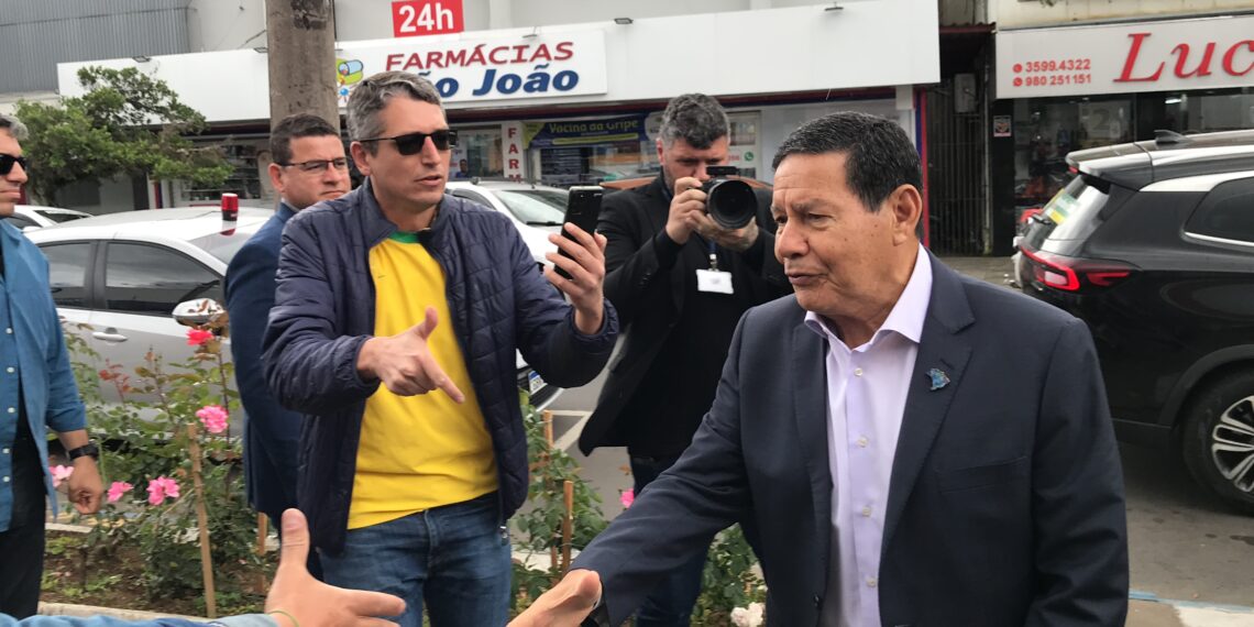 Vice com nova missão: General Mourão busca vaga no Senado Federal