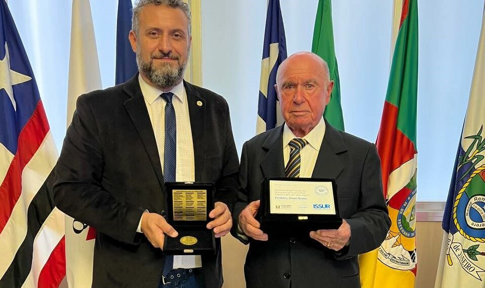 Emoção e reconhecimento na homenagem para Ernani Reuter