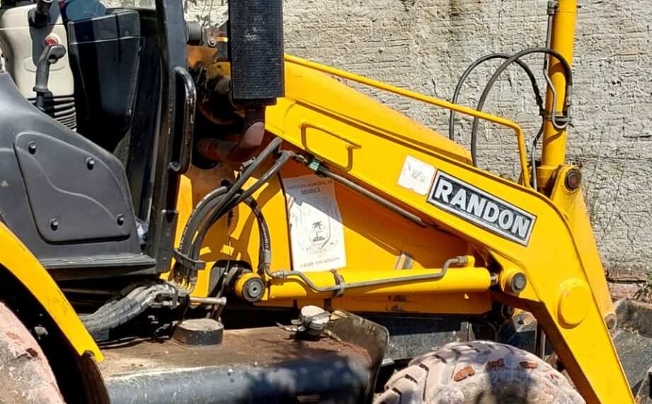 Uso de retroescavadeira em obra particular pauta sessão em Araricá
