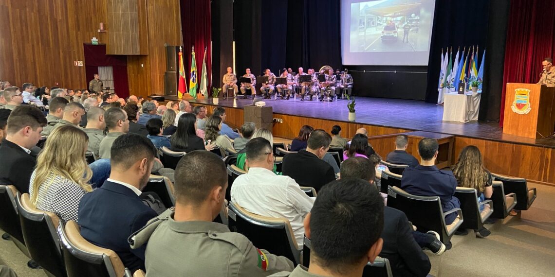 Comenda do 32º BPM reconhece o trabalho de oficiais e personalidades da região