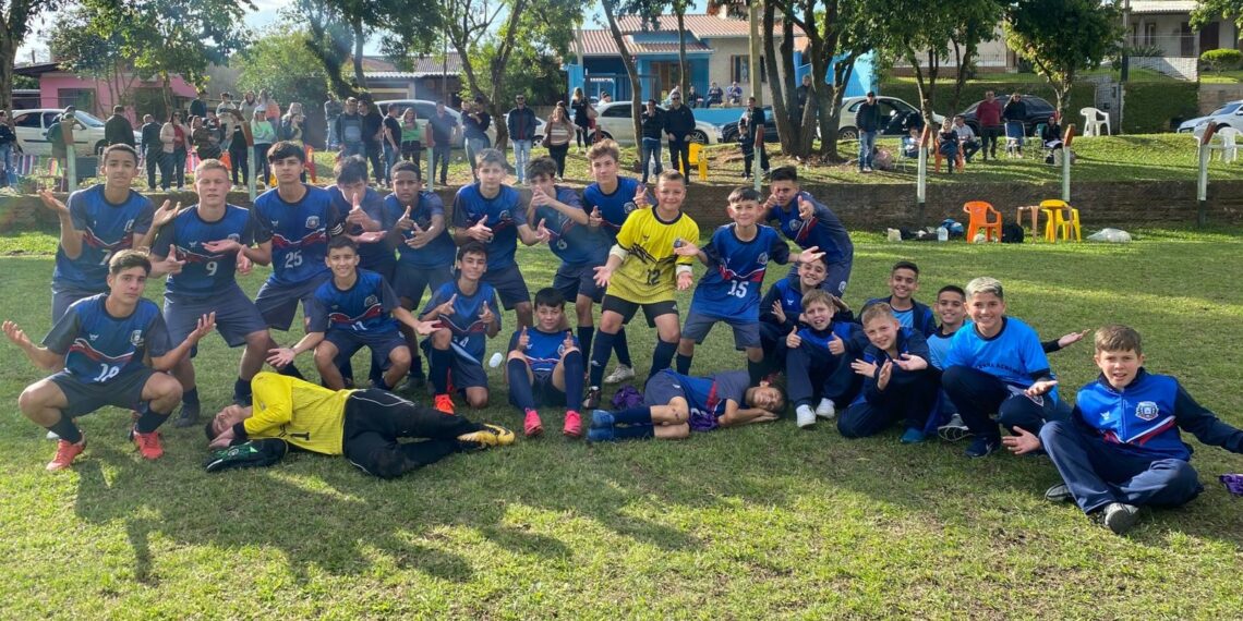 Programa Acolher, de Campo Bom, avança para a final de campeonato de futebol em duas categorias