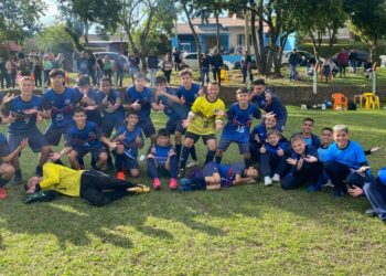 Programa Acolher, de Campo Bom, avança para a final de campeonato de futebol em duas categorias