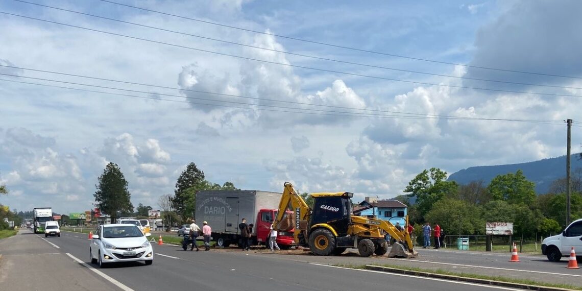 Acidente entre carro e caminhão é registrado na RS-239