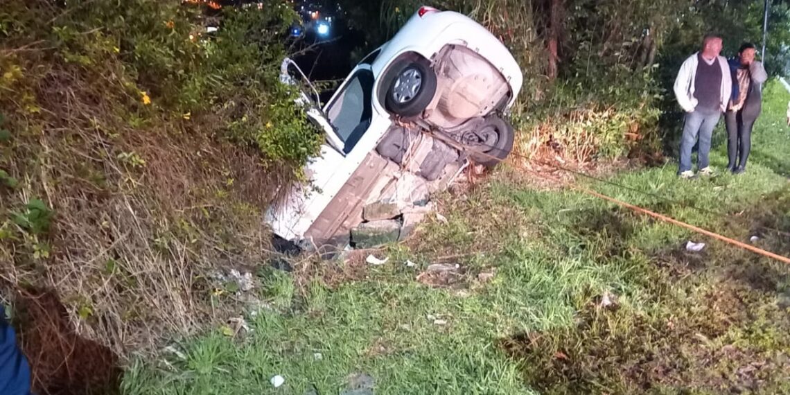 Condutora passa mal e veículo fica pendurado em cima do muro de uma casa em Campo Bom