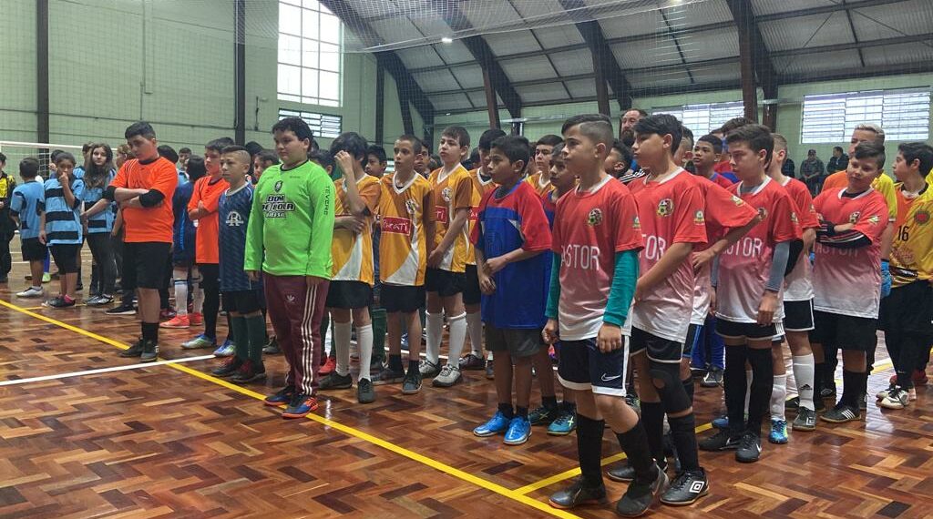 Copa Repercussão na Escola de Futsal/Clip/Sicoob MaxiCrédito inicia com mais de 150 alunos em Sapiranga