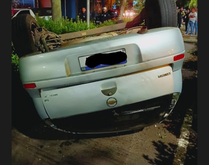Motorista foge de barreira, atropela Guarda Municipal e capota veículo em Campo Bom
