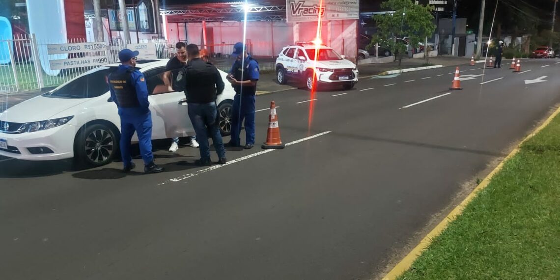 Motorista foge de barreira, atropela Guarda Municipal e capota veículo em Campo Bom