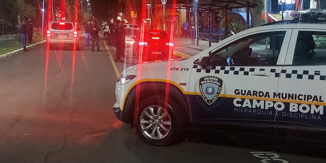 Motorista foge de barreira, atropela Guarda Municipal e capota veículo em Campo Bom