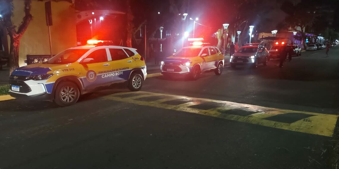 Motorista foge de barreira, atropela Guarda Municipal e capota veículo em Campo Bom