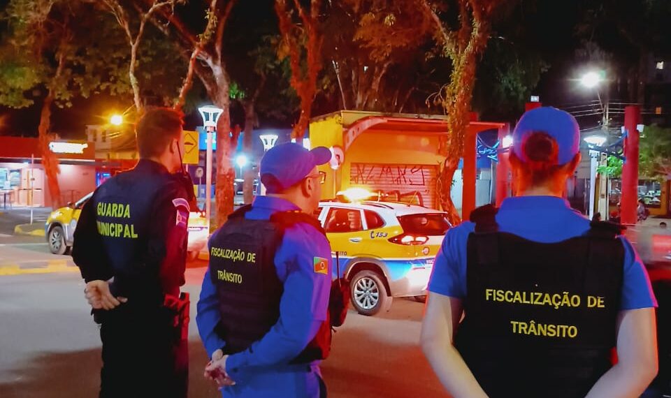 Motorista foge de barreira, atropela Guarda Municipal e capota veículo em Campo Bom