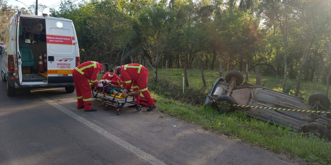 Carro capota e ocupantes são levados para atendimento em Nova Hartz