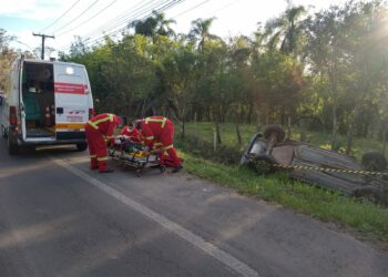 Carro capota e ocupantes são levados para atendimento em Nova Hartz