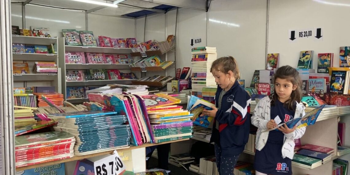 38ª Feira do Livro em Campo Bom inicia com presença de escolas e muitas atrações