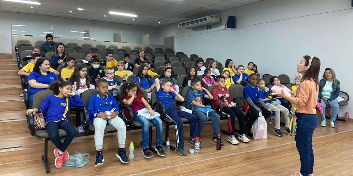 38ª Feira do Livro em Campo Bom inicia com presença de escolas e muitas atrações