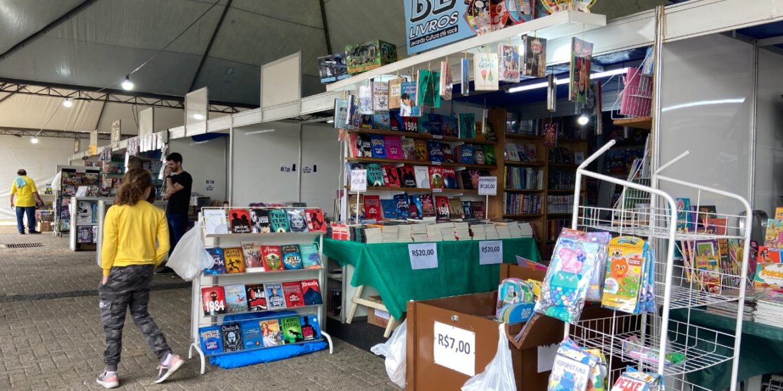 38ª Feira do Livro em Campo Bom inicia com presença de escolas e muitas atrações