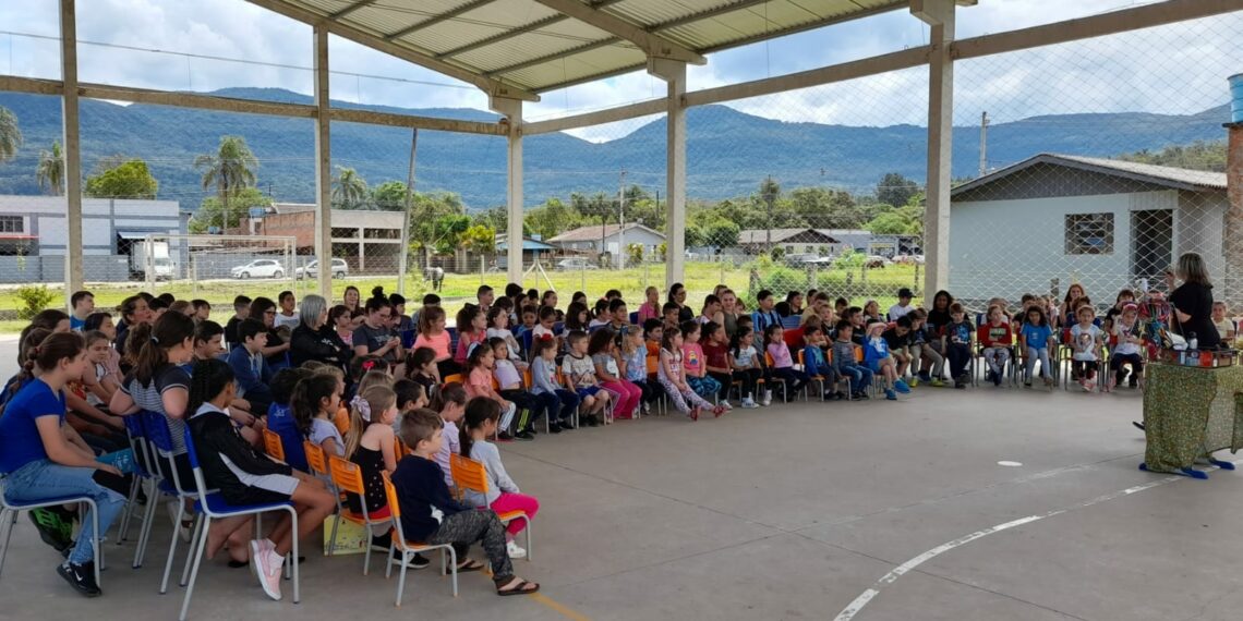 Feira do Livro em escola de Nova Hartz proporciona ampliação do conhecimento